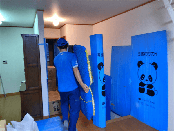 荷物を運ぶ引っ越し業者